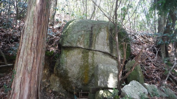 巨岩に地蔵磨崖仏 