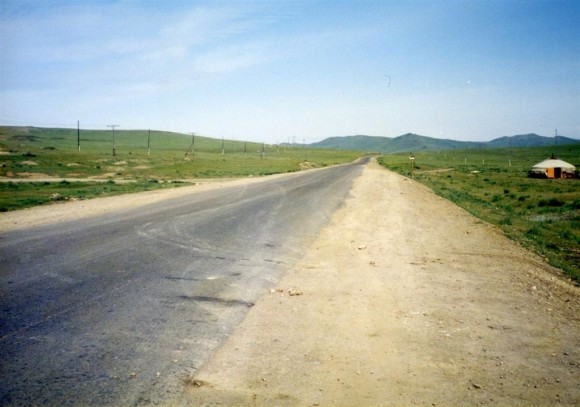 草原の舗装路